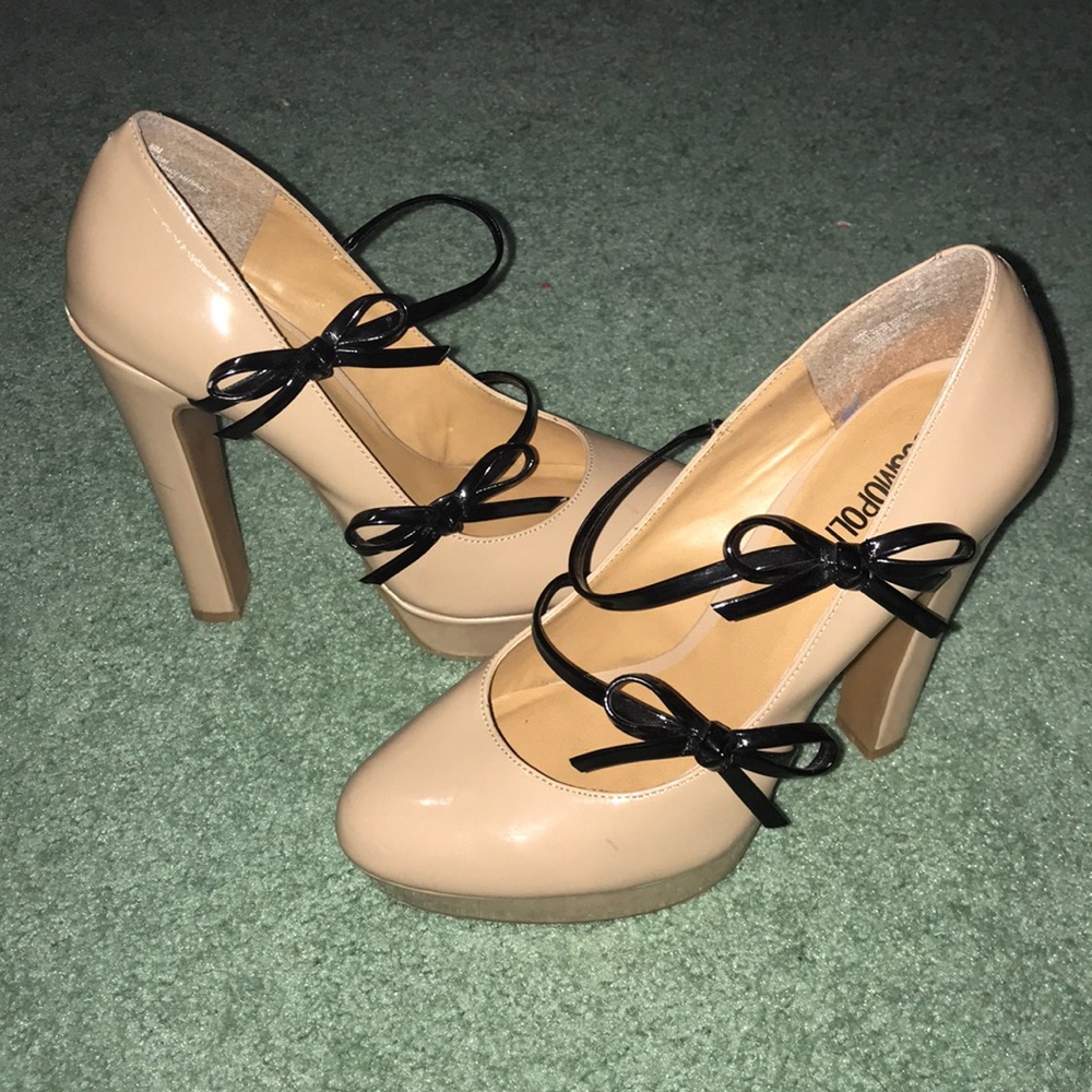 Nude heels with black plastic laces
